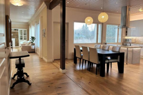 Stunning 5BR 16 Bed Home with Finnish Sauna & Jacuzzi 340 m2